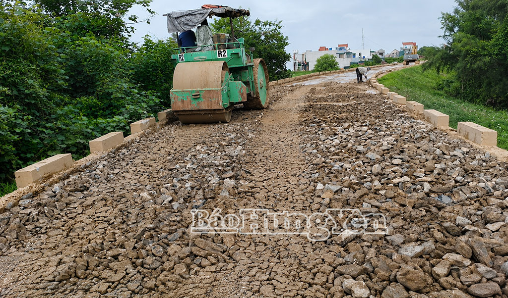 Đơn vị thi công khoan tạo đường thoát nước và bóc thay lớp cấp phối bề mặt khắc phục sụt lún.