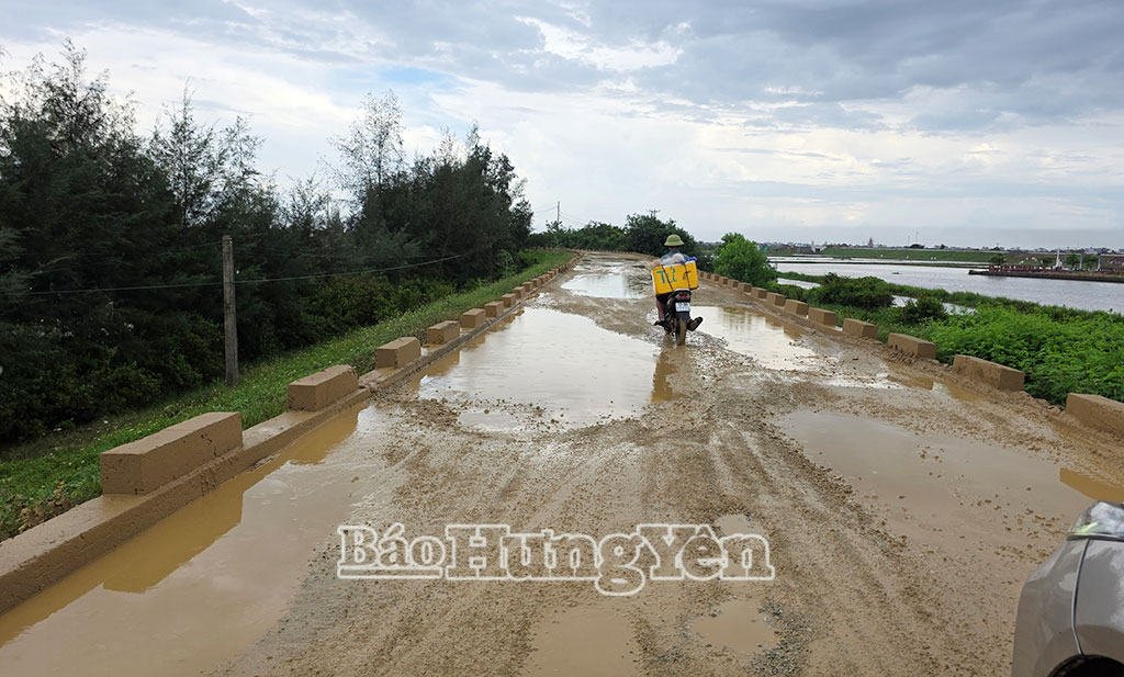 Tại các đoạn đê đang thi công đến lớp cấp phối đá dăm, bề mặt bị cày xới để xử lý các vị trí sụt lún, rạn nứt, tạo thành nhiều vị trí gồ ghề, tiềm ẩn nguy cơ mất an toàn cho người và phương tiện lưu thông, đồng thời ảnh hưởng đến tiến độ, chất lượng công trình.