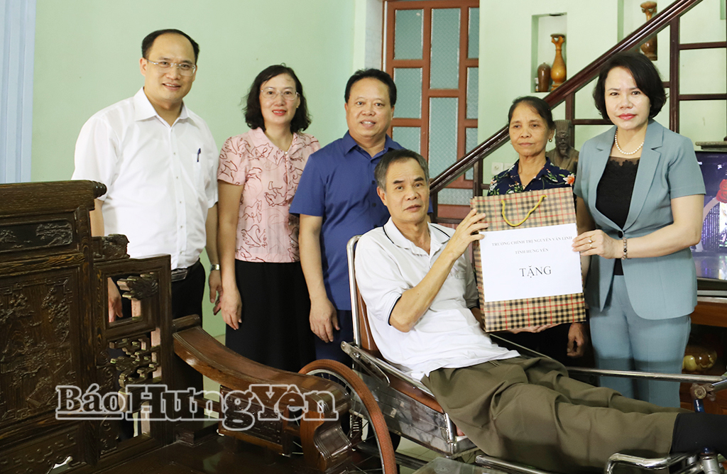 Đồng chí Quách Thị Hương, Ủy viên Ban Thường vụ Tỉnh ủy, Hiệu trưởng Trường Chính trị Nguyễn Văn Linh tặng quà thương binh Đồng Ngọc Đang (xã Long Hưng).