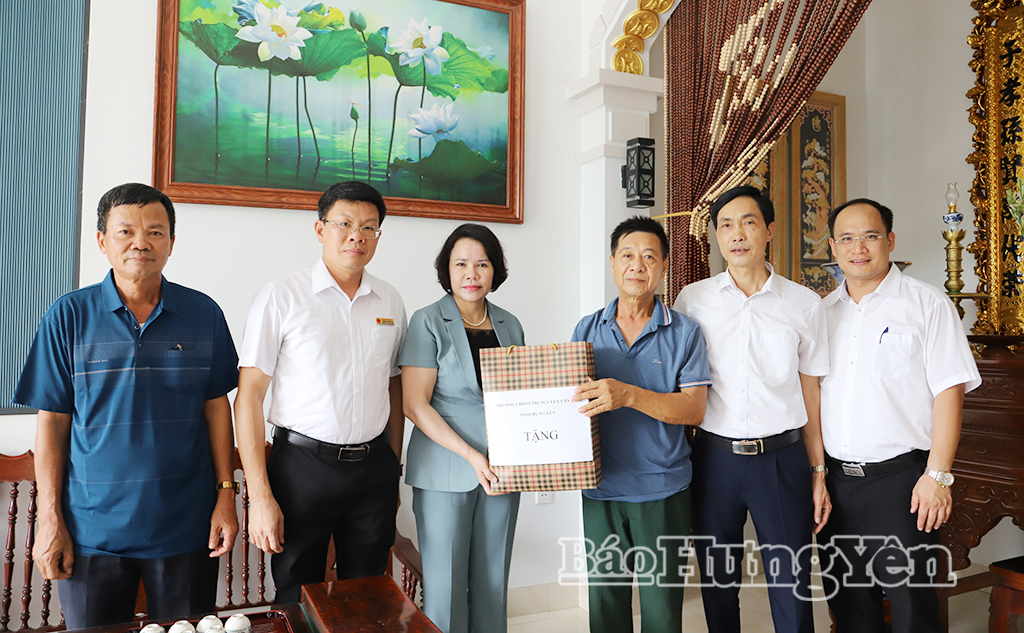 Đồng chí Quách Thị Hương, Ủy viên Ban Thường vụ Tỉnh ủy, Hiệu trưởng Trường Chính trị Nguyễn Văn Linh tặng quà bệnh binh Nguyễn Sỹ Đào (xã Ngự Thiên).