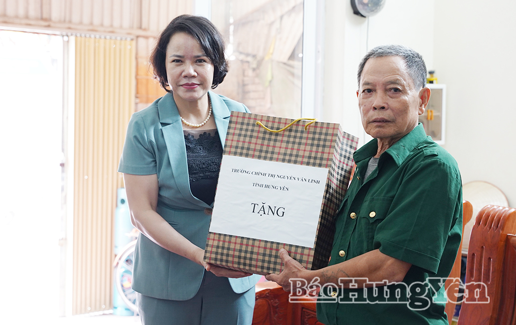 Đồng chí Quách Thị Hương, Ủy viên Ban Thường vụ Tỉnh ủy, Hiệu trưởng Trường Chính trị Nguyễn Văn Linh tặng quà thương binh Nguyễn Viết Nhàn (xã Xuân Trúc).