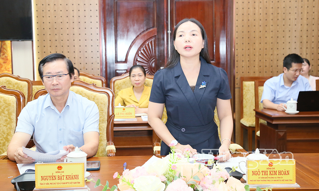 Đồng chí Ngô Thị Kim Hoàn, Ủy viên Ban Thường vụ Tỉnh ủy, Phó Chủ tịch Thường trực Ủy ban MTTQ Việt Nam tỉnh phát biểu tại cuộc họp.
