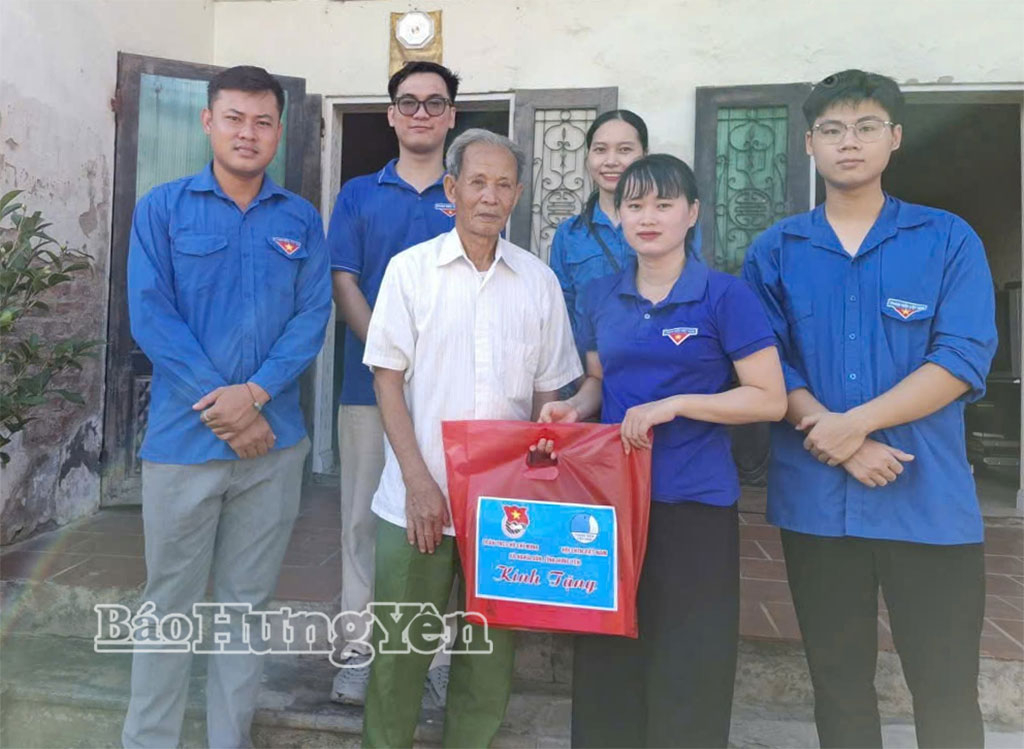 Tuổi trẻ xã Nghĩa Dân thăm, tặng quà cựu thanh niên xung phong