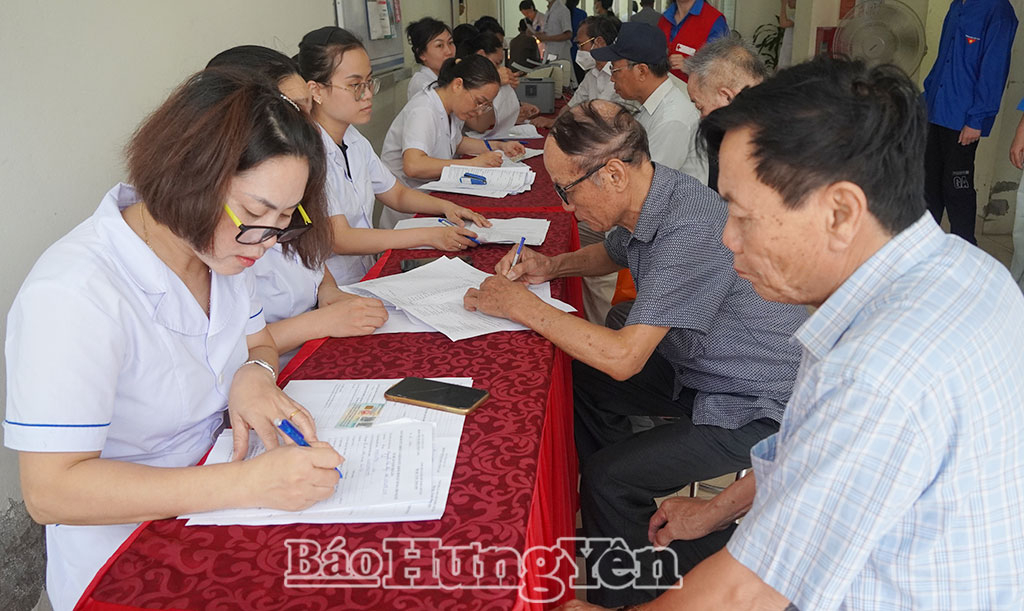 Y, bác sĩ bệnh viện Đa khoa Trần Lãm thăm khám sức khoẻ cho người có công.