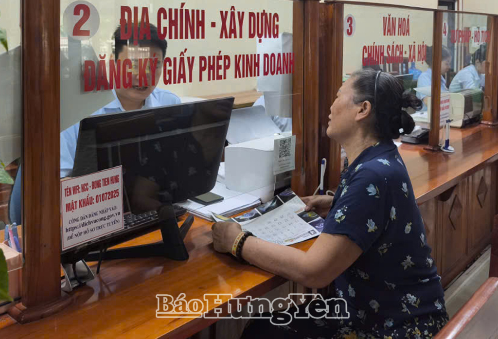 Người dân đến làm thủ tục hành chính tại Trung tâm Phục vụ hành chính công xã Đông Tiên Hưng. Ảnh: Xuân Phương 