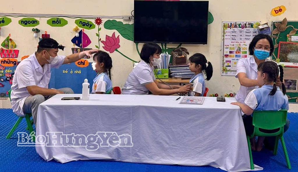 Trạm Y tế xã Đông Tiên Hưng khám sức khỏe cho trẻ em mầm non. Ảnh: Xuân Phương 