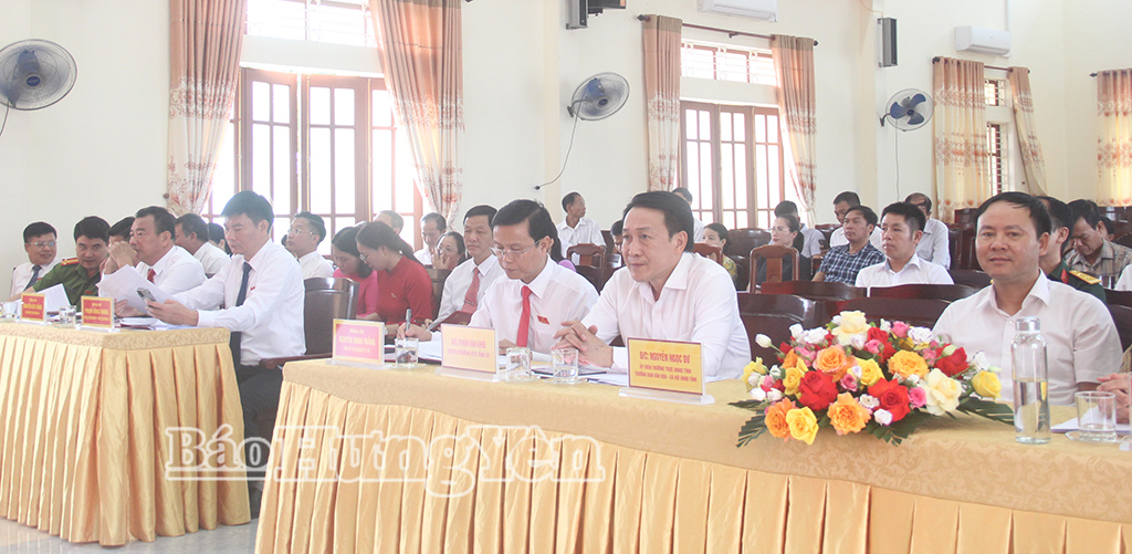 Các đại biểu dự kỳ họp.