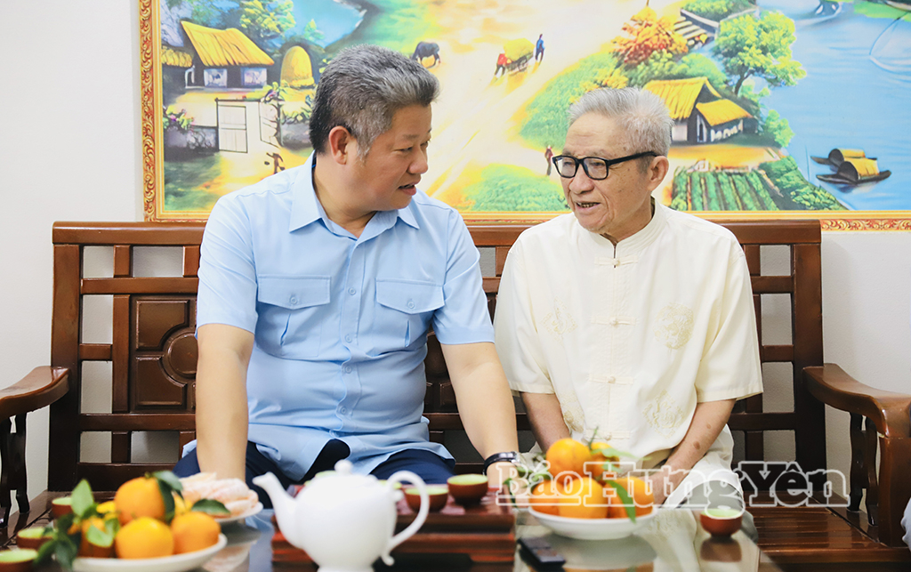 Đồng chí Nguyễn Mạnh Quyền, Phó Bí thư Tỉnh ủy, Chủ tịch UBND tỉnh ân cần hỏi thăm sức khỏe thương binh Nguyễn Gia Ứng (thôn Như Phượng, xã Nghĩa Trụ).