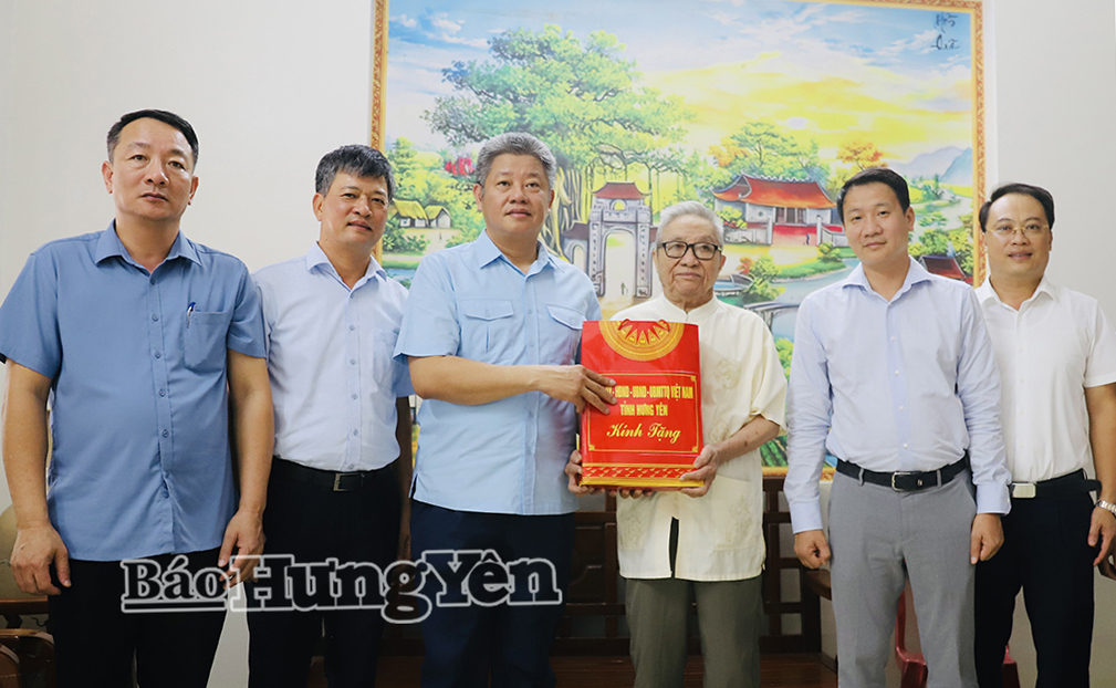 Đồng chí Nguyễn Mạnh Quyền, Phó Bí thư Tỉnh ủy, Chủ tịch UBND tỉnh thăm, tặng quà thương binh, thân nhân liệt sĩ