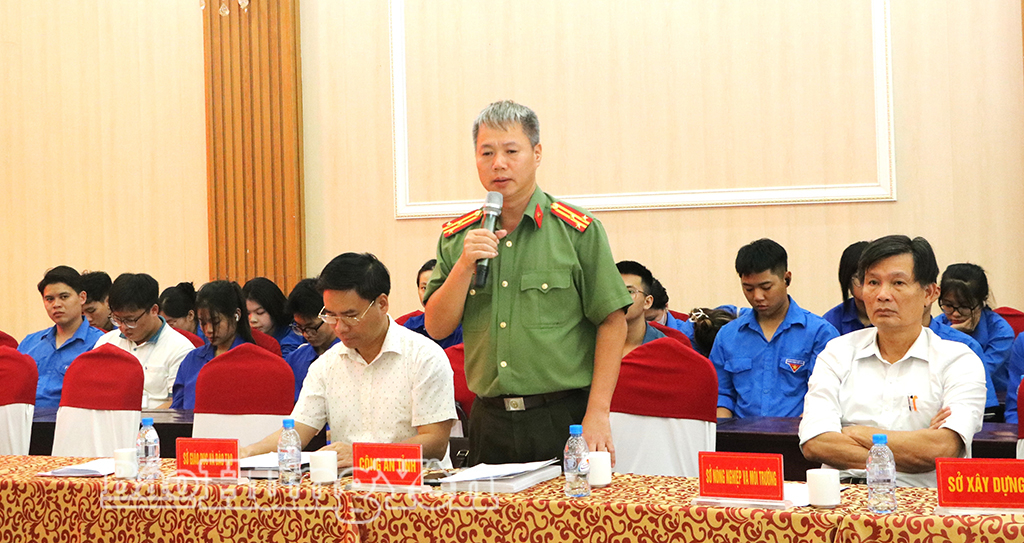 Đại diện Công an tỉnh Hưng Yên thông tin về công tác bảo đảm an ninh, an toàn tại hội nghị.