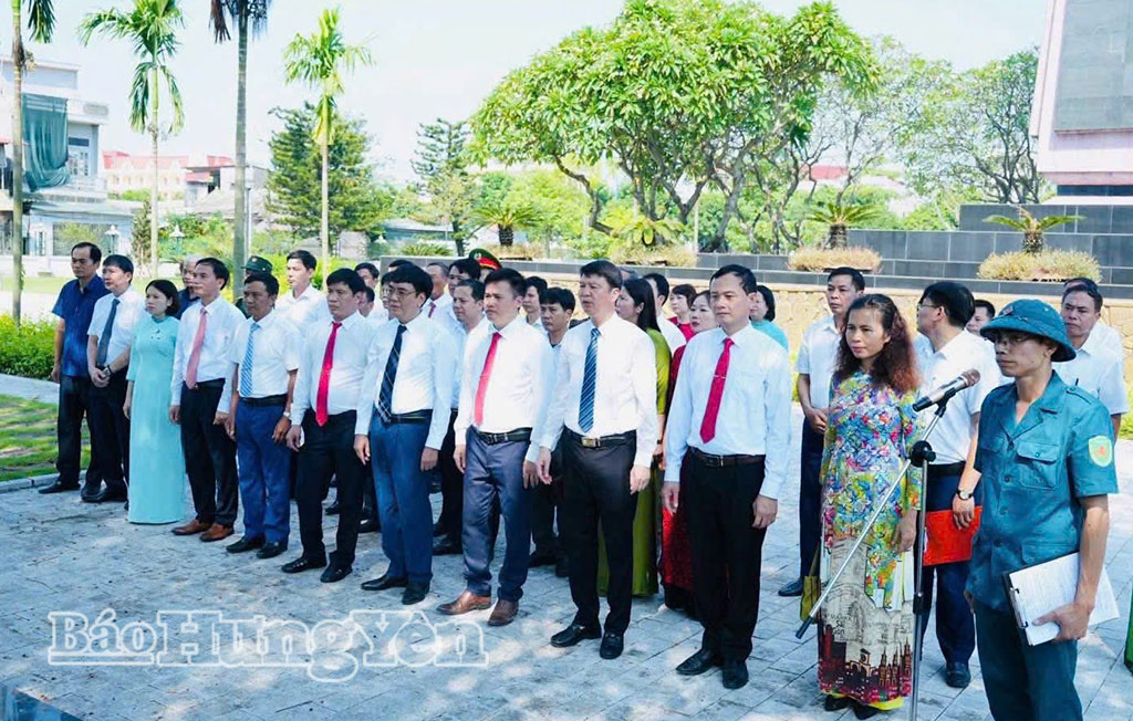 Đoàn đại biểu xã Hồng Quang dâng hoa, dâng hương phần mộ liệt sĩ Nguyễn Văn Trạch (Hồng Quang).