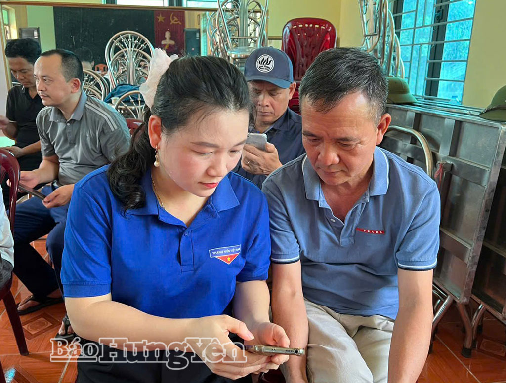 Đoàn viên thanh niên ra quân hỗ trợ đảng viên sử dụng sổ tay điện tử đảng viên.