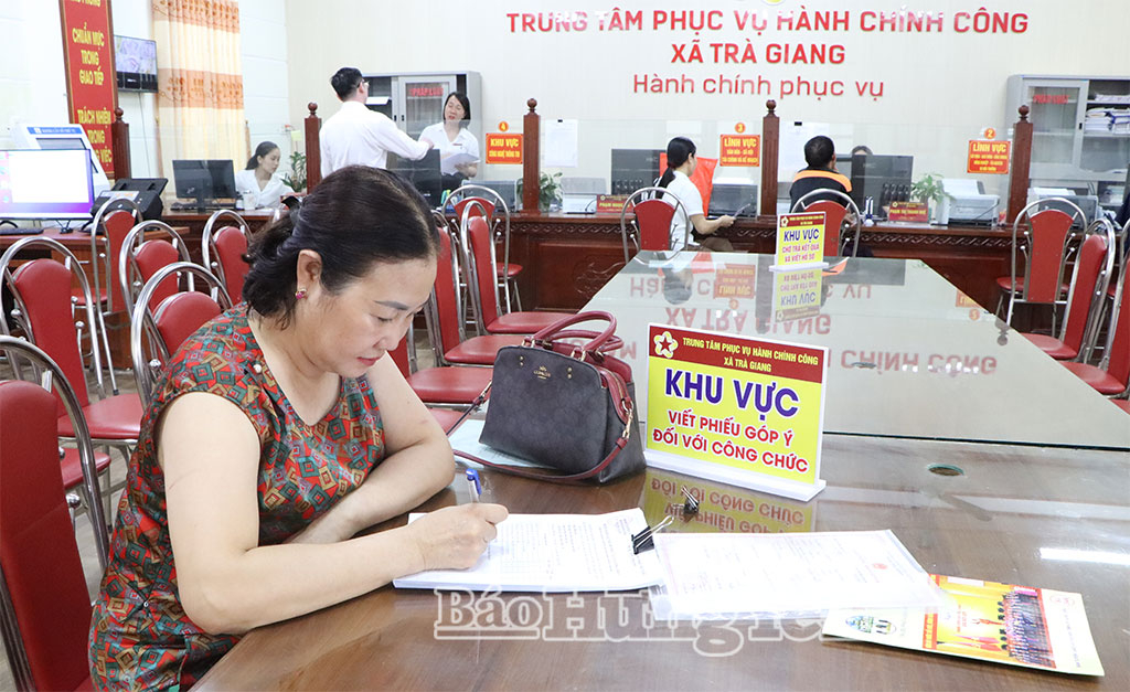 Trung tâm Phục vụ hành chính công xã Trà Giang bố trí khu vực để công dân ghi phiếu góp ý, đánh giá chất lượng phục vụ của cán bộ, công chức.