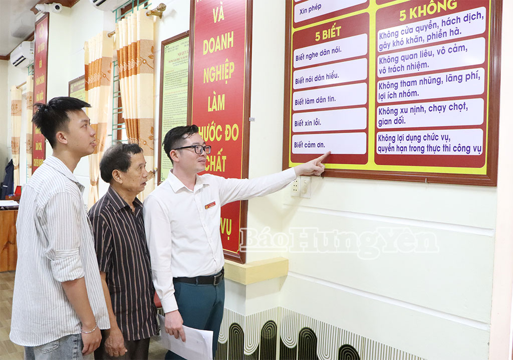 Lãnh đạo Trung tâm Phục vụ hành chính công xã Trà Giang giới thiệu với công dân về những đổi mới trong nền nếp, tác phong làm việc của Trung tâm.