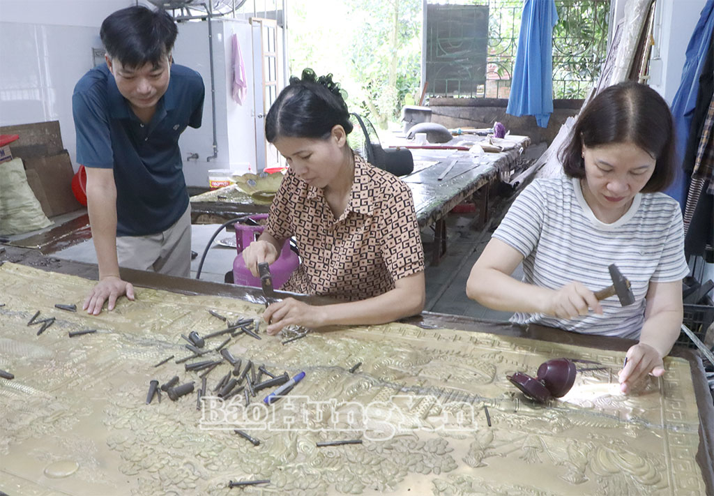 Công đoạn chạm trổ sản phẩm thủ công truyền thống tại cơ sở đồ đồng Chung Dung, thôn Phú Ân.