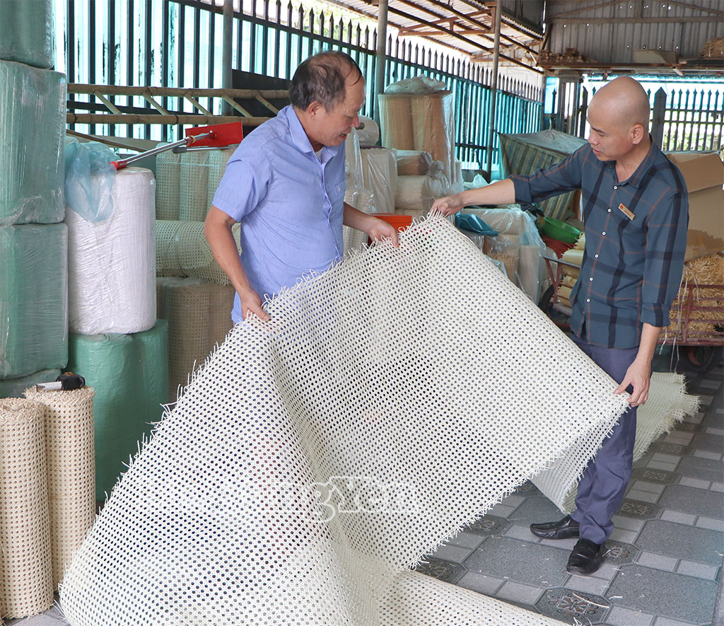 Sản phẩm mây tre đan của ông Phạm Bá Hợp, chủ doanh nghiệp mây tre đan Phúc Linh, thôn Trung Quý.
