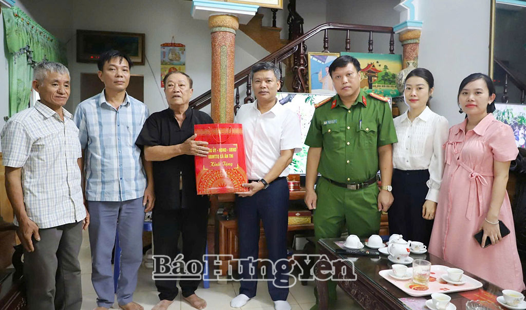 Lãnh đạo xã Ân Thi thăm, tặng quà cho người có công tiêu biểu.