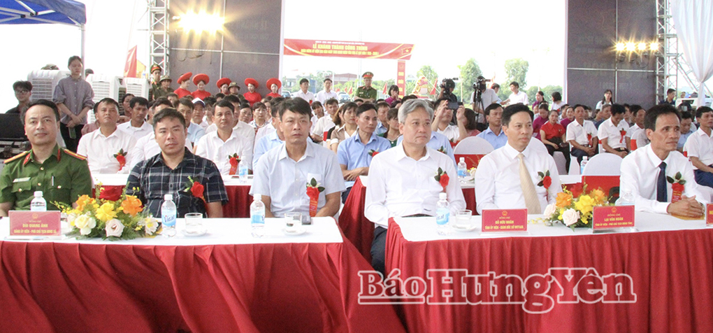 Đồng chí Lại Văn Hoàn, Phó Chủ tịch UBND tỉnh và các đại biểu dự lễ khánh thành.