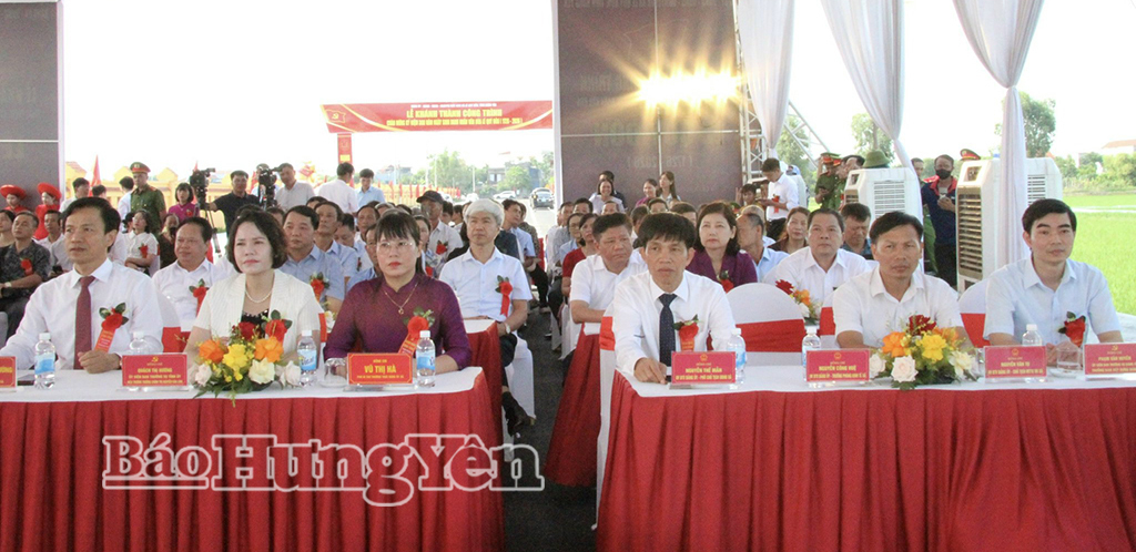 Đồng chí Quách Thị Hương, Ủy viên Ban Thường vụ Tỉnh ủy, Hiệu trưởng Trường Chính trị Nguyễn Văn Linh và các đại biểu dự lễ khánh thành.