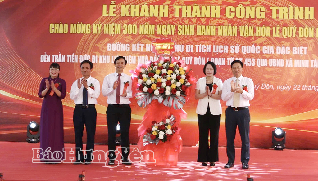 Các đồng chí: Quách Thị Hương, Ủy viên Ban Thường vụ Tỉnh ủy, Hiệu trưởng Trường Chính trị Nguyễn Văn Linh; Lại Văn Hoàn, Phó Chủ tịch UBND tỉnh tặng hoa chúc mừng.