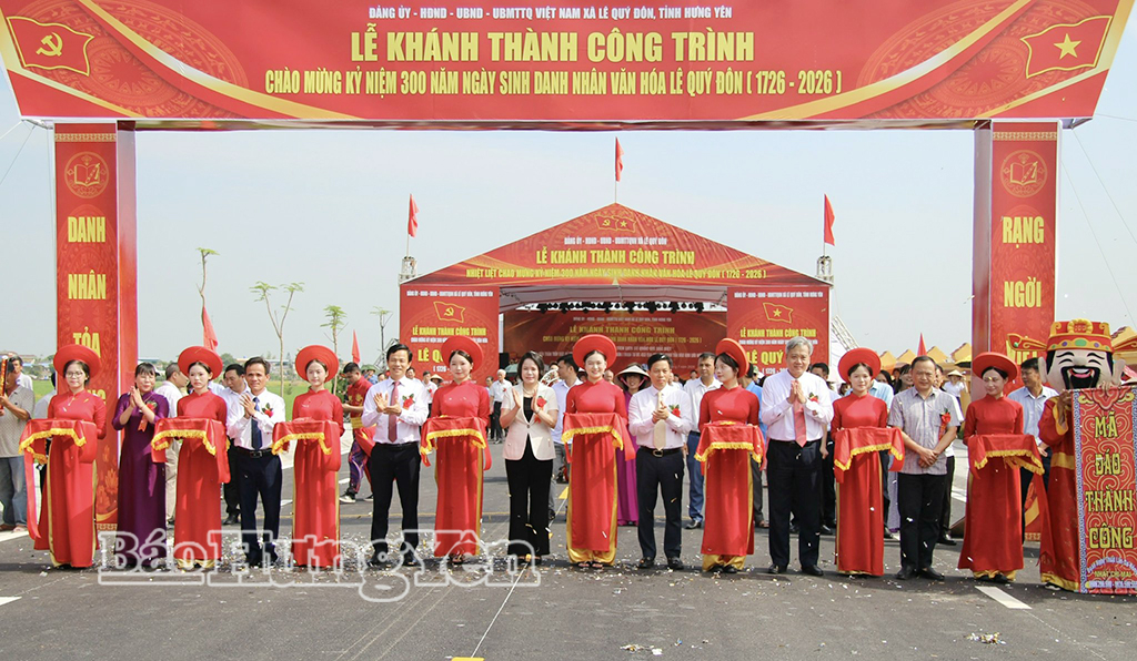 Các đồng chí: Quách Thị Hương, Ủy viên Ban Thường vụ Tỉnh ủy, Hiệu trưởng Trường Chính trị Nguyễn Văn Linh; Lại Văn Hoàn, Phó Chủ tịch UBND tỉnh và các đại biểu thực hiện nghi thức cắt băng khánh thành.