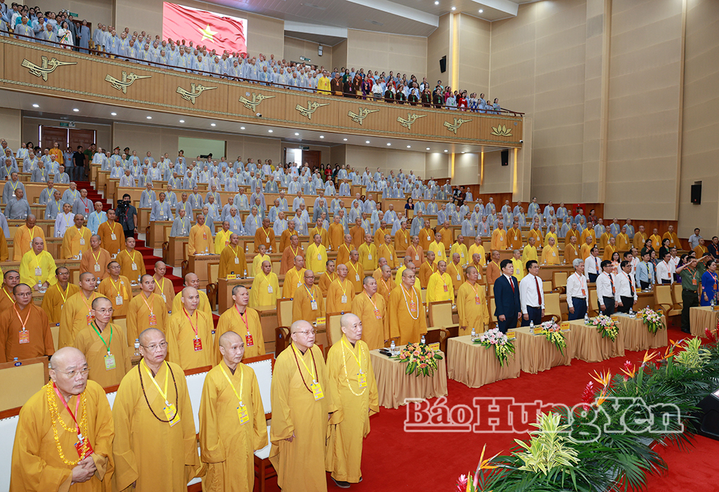 Các đại biểu thực hiện nghi lễ chào cờ tại Đại hội.