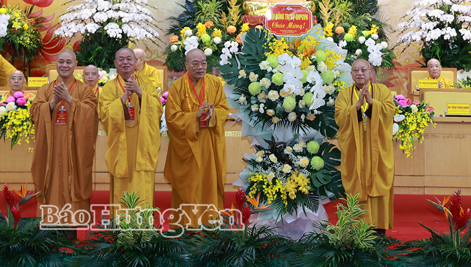 Hòa thượng Thích Gia Quang, Phó Chủ tịch Hội đồng Trị sự kiêm Trưởng ban Thông tin Truyền thông Trung ương Giáo hội Phật giáo Việt Nam tặng hoa chúc mừng Đại hội.