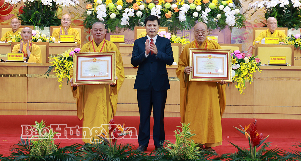 Thừa ủy quyền của Thủ tướng Chính phủ, đồng chí Trần Quốc Toản, Phó Bí thư Thường trực Tỉnh ủy, Chủ tịch Ủy ban MTTQ Việt Nam tỉnh, Trưởng ban Chỉ đạo Công tác tôn giáo tỉnh trao Bằng khen của Thủ tướng Chính phủ tặng 2 cá nhân có thành tích xuất sắc trong công tác Phật sự.