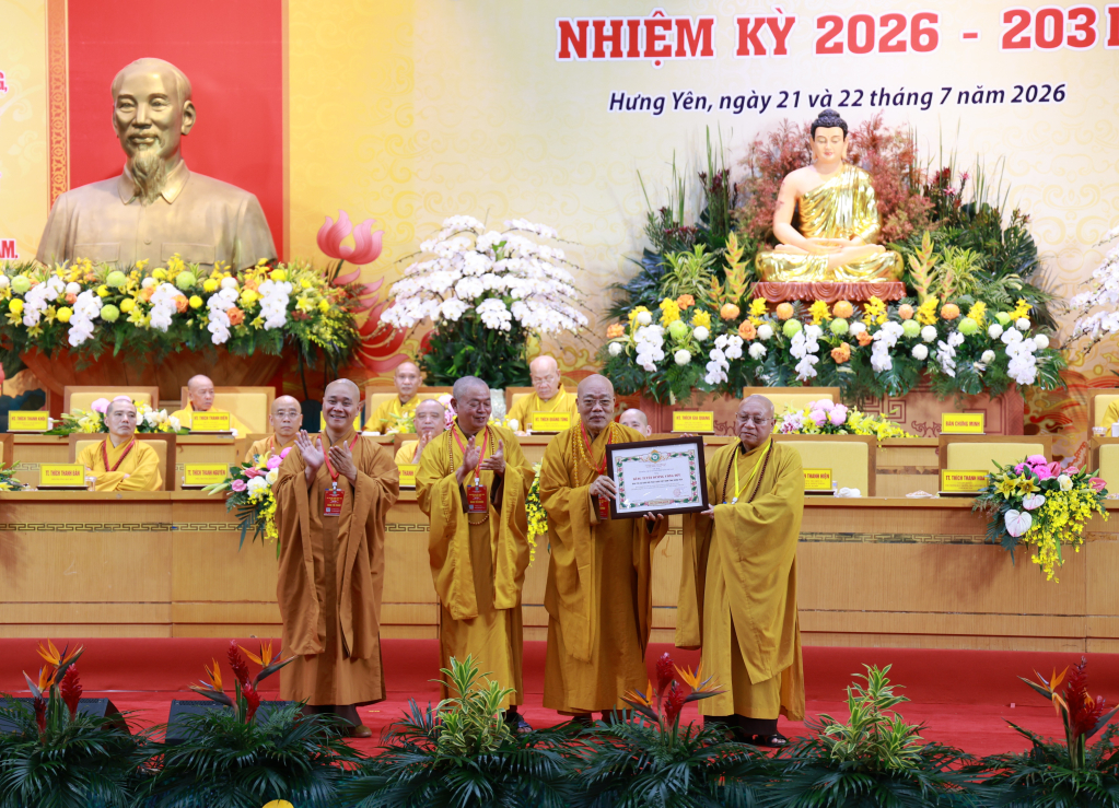 Hòa thượng Thích Gia Quang, Phó Chủ tịch Hội đồng Trị sự kiêm Trưởng ban Thông tin Truyền thông Trung ương Giáo hội Phật giáo Việt Nam trao Bằng tuyên dương công đức của Giáo hội Phật giáo Việt Nam cho Ban Trị sự Giáo hội Phật giáo Việt Nam tỉnh Hưng Yên.
