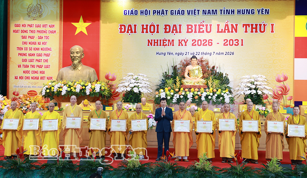 Đồng chí Trần Quốc Toản, Phó Bí thư Thường trực Tỉnh ủy, Chủ tịch Ủy ban MTTQ Việt Nam tỉnh, Trưởng ban Chỉ đạo Công tác tôn giáo tỉnh trao Bằng khen của Ủy ban MTTQ Việt Nam tỉnh tặng các tập thể, cá nhân có thành tích xuất sắc trong công tác Phật sự.