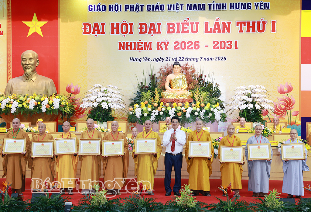 Đồng chí Lê Quang Hòa, Ủy viên Ban Thường vụ Tỉnh ủy, Phó Chủ tịch UBND tỉnh trao Bằng khen của Chủ tịch UBND tỉnh tặng các tập thể, cá nhân có thành tích xuất sắc trong công tác Phật sự.
