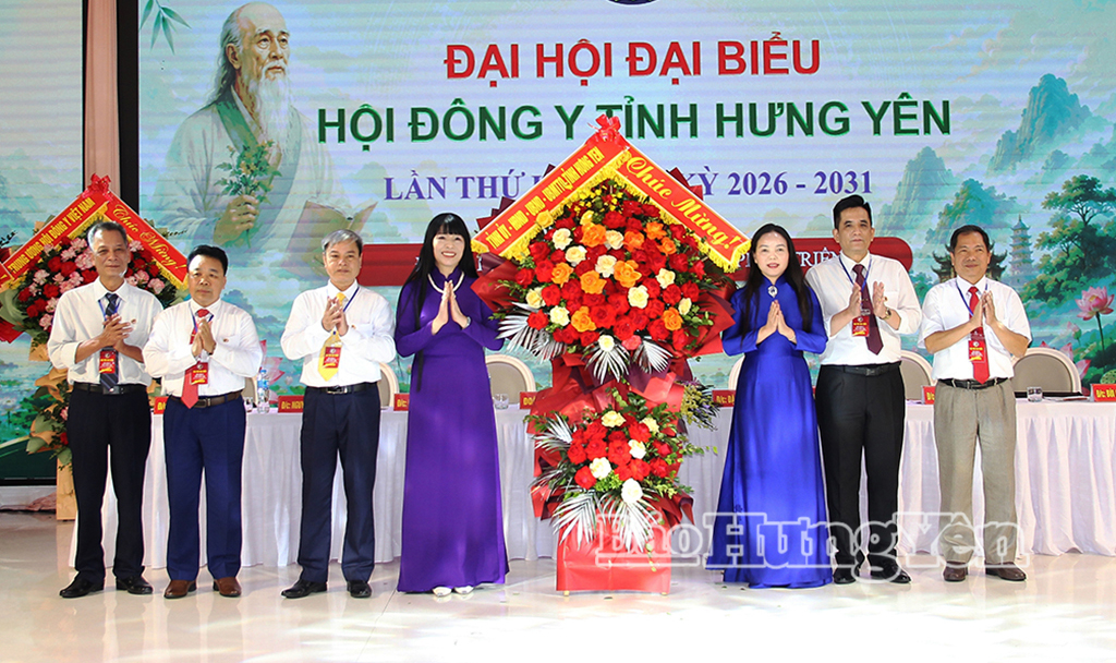 Đồng chí Ngô Thị Kim Hoàn, Ủy viên Ban Thường vụ Tỉnh ủy, Phó Chủ tịch Thường trực Ủy ban MTTQ Việt Nam tỉnh tặng hoa chúc mừng Đại hội.