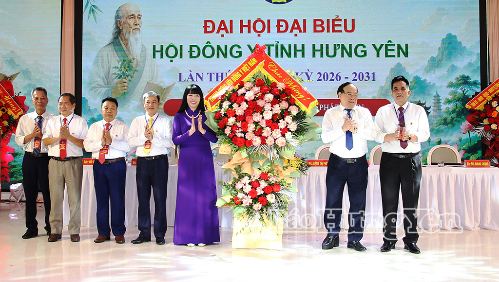 Thầy thuốc Nhân dân, PGS.TS Đậu Xuân Cảnh, Chủ tịch Hội Đông y Việt Nam tặng hoa chúc mừng Đại hội.