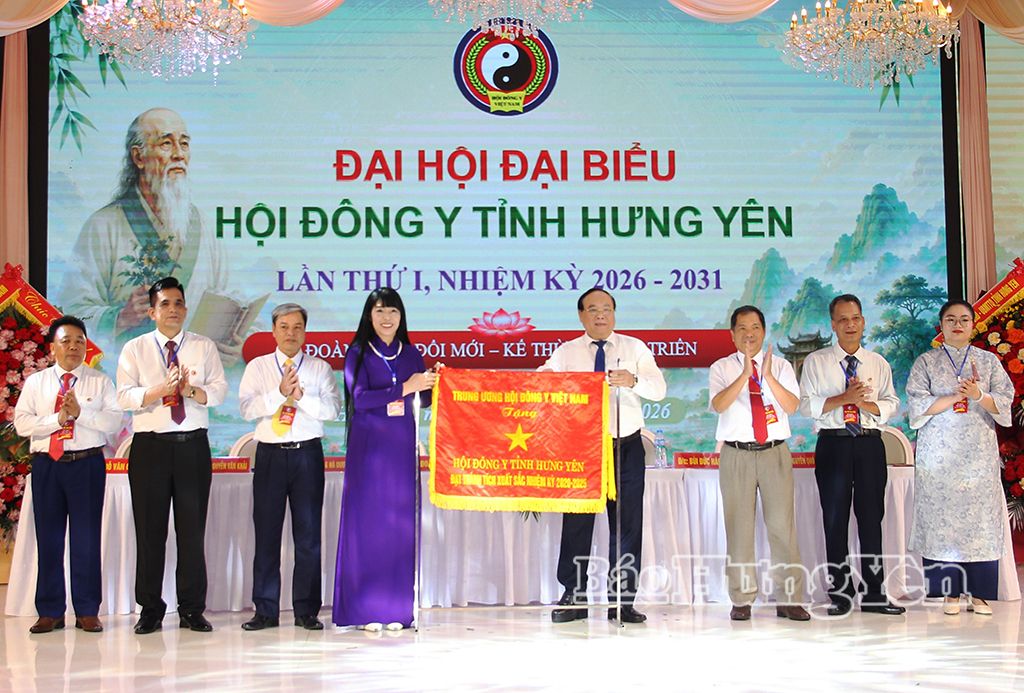 Thầy thuốc Nhân dân, PGS.TS Đậu Xuân Cảnh, Chủ tịch Hội Đông y Việt Nam trao Cờ thi đua đạt thành tích xuất sắc nhiệm kỳ 2020 - 2025 tặng Hội Đông y tỉnh.
