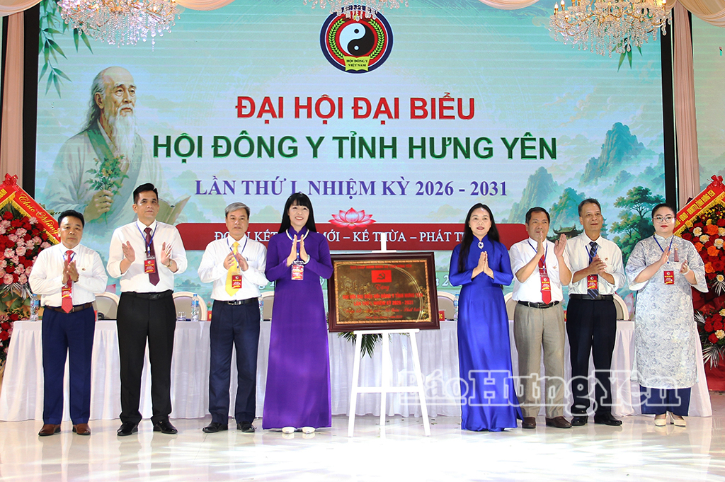 Đồng chí Ngô Thị Kim Hoàn, Ủy viên Ban Thường vụ Tỉnh ủy, Phó Chủ tịch Thường trực Ủy ban MTTQ Việt Nam tỉnh trao bảng vàng của Ban Chấp hành Đảng bộ tỉnh tặng Hội Đông y tỉnh tại Đại hội.