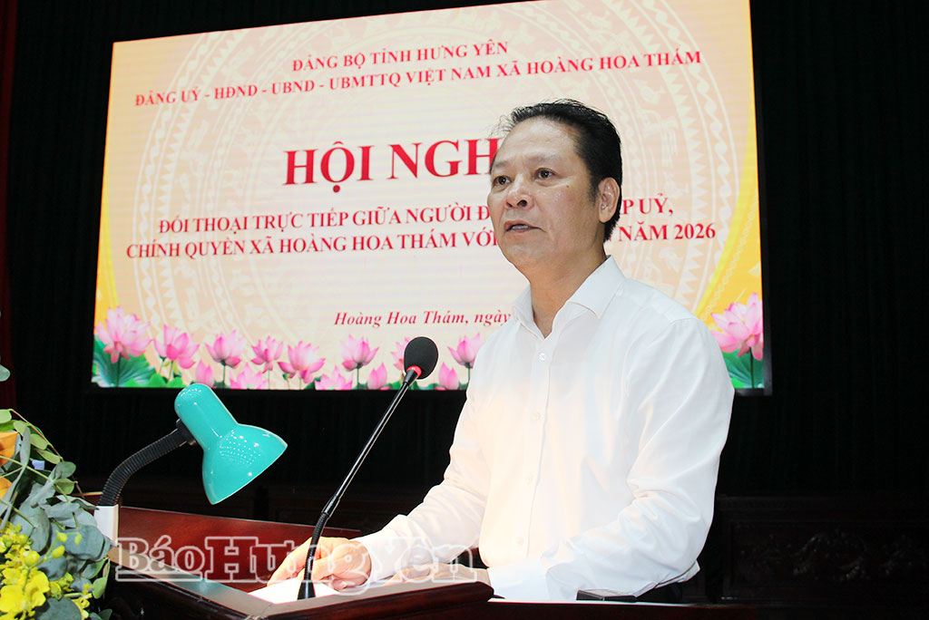 Lãnh đạo xã Hoàng Hoa Thám trao đổi, giải đáp các ý kiến, kiến nghị của người dân.
