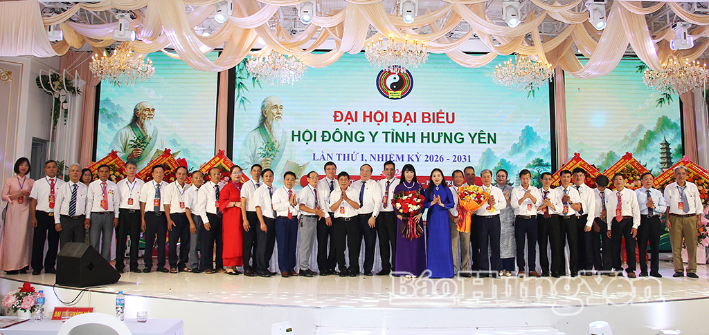 Các đồng chí lãnh đạo Hội Đông y Việt Nam, lãnh đạo Ủy ban MTTQ Việt Nam tỉnh tặng hoa chúc mừng Ban Chấp hành Hội Đông y tỉnh khóa I, nhiệm kỳ 2026 - 2031.