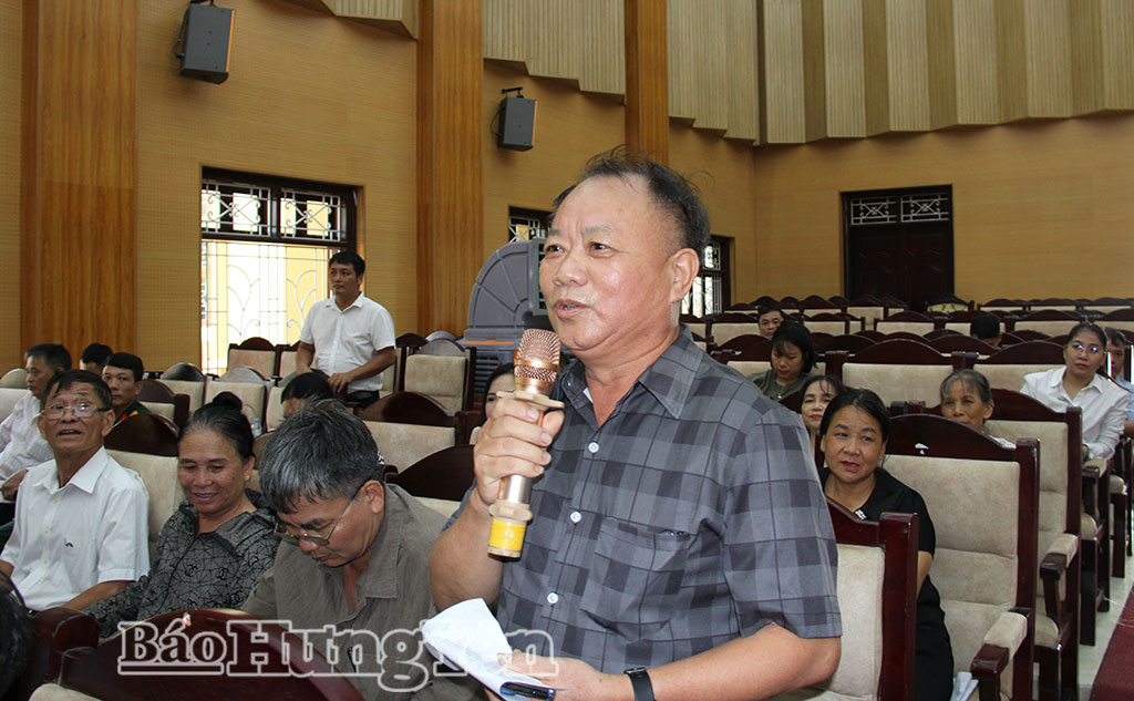 Đại diện Nhân dân xã Hoàng Hoa Thám phát biểu tại hội nghị đối thoại.