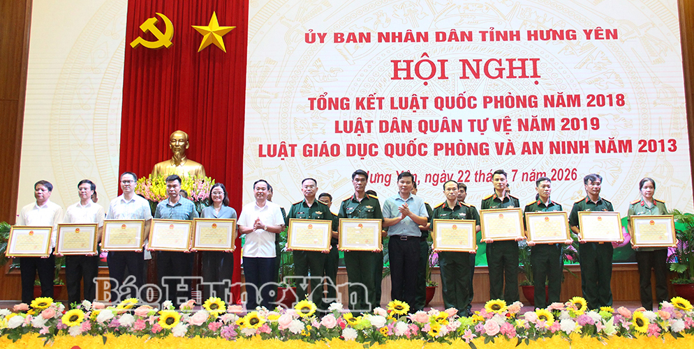 Các đồng chí: Nguyễn Lê Huy, Ủy viên Ban Thường vụ Tỉnh ủy, Phó Chủ tịch Thường trực UBND tỉnh; Vũ Ngọc Trì, Phó Chủ tịch HĐND tỉnh trao Bằng khen của Chủ tịch UBND tỉnh tặng các tập thể, cá nhân có thành tích xuất sắc trong thực hiện Luật Quốc phòng năm 2018, Luật Dân quân tự vệ năm 2019 và Luật Giáo dục quốc phòng và an ninh năm 2013.