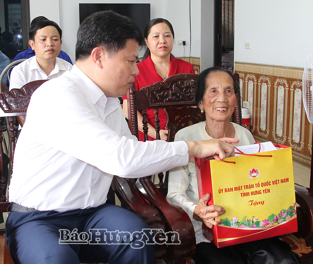 Đồng chí Trần Quốc Toản, Phó Bí thư Thường trực Tỉnh ủy, Chủ tịch Ủy ban MTTQ Việt Nam tỉnh thăm, tặng quà Bà mẹ Việt Nam Anh hùng, thương binh