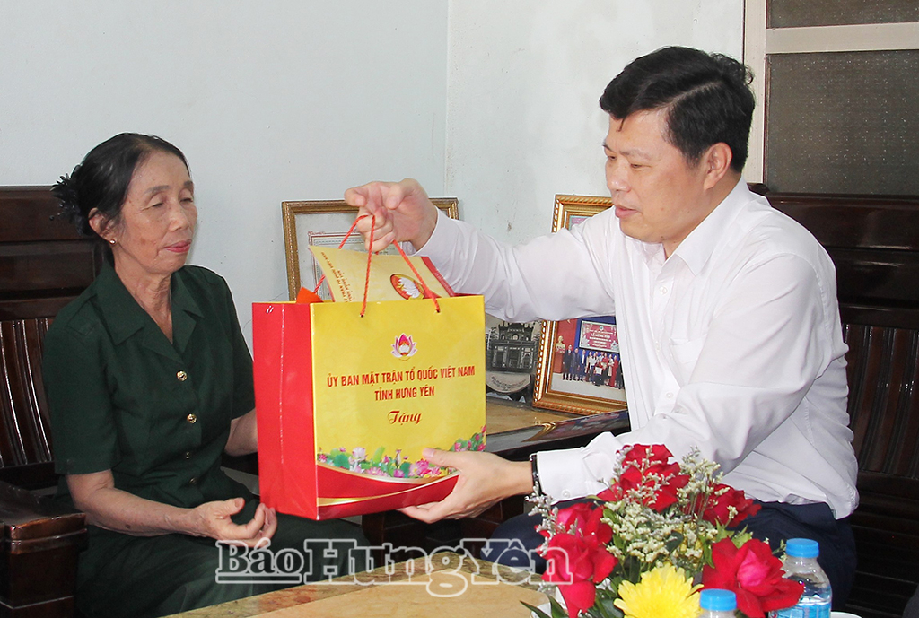 Đồng chí Trần Quốc Toản, Phó Bí thư Thường trực Tỉnh ủy, Chủ tịch Ủy ban MTTQ Việt Nam tỉnh thăm hỏi, động viên, trao quà tặng thương binh, thanh niên xung phong Nguyễn Thị Sinh (thôn Hoàng Tranh, xã Đoàn Đào).