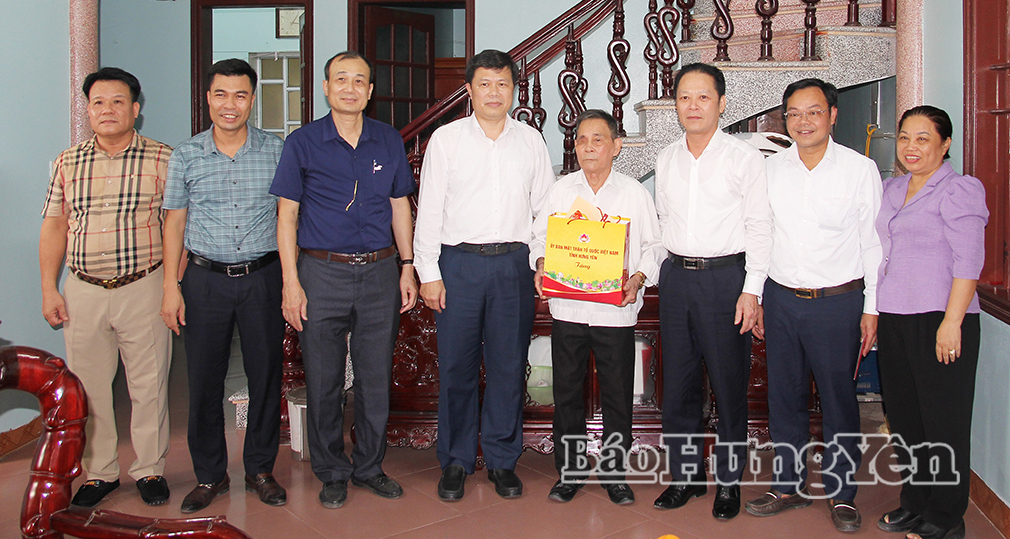 Đồng chí Trần Quốc Toản, Phó Bí thư Thường trực Tỉnh ủy, Chủ tịch Ủy ban MTTQ Việt Nam tỉnh thăm hỏi, động viên, trao quà tặng thương binh Nguyễn Xuân Sinh (thôn Nội Lễ, xã Hoàng Hoa Thám).