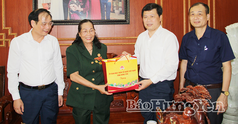 Đồng chí Trần Quốc Toản, Phó Bí thư Thường trực Tỉnh ủy, Chủ tịch Ủy ban MTTQ Việt Nam tỉnh thăm hỏi, động viên, trao quà tặng thương binh, thanh niên xung phong Hoàng Thị Nguyệt (tổ dân phố Đặng Cầu, phường Phố Hiến)