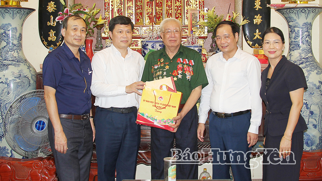 Đồng chí Trần Quốc Toản, Phó Bí thư Thường trực Tỉnh ủy, Chủ tịch Ủy ban MTTQ Việt Nam tỉnh thăm hỏi, động viên, trao quà tặng thương binh Vũ Trọng Cung (tổ dân phố Đào Đặng, phường Phố Hiến).