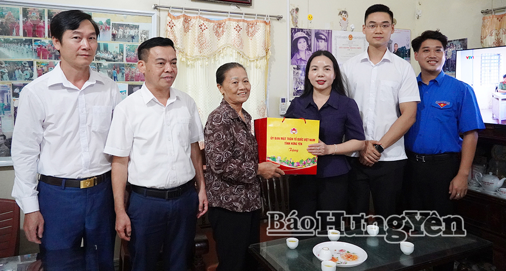 Đồng chí Ngô Thị Kim Hoàn, Ủy viên Ban Thường vụ Tỉnh ủy, Phó Chủ tịch Thường trực Ủy ban MTTQ Việt Nam tỉnh và các đại biểu trao quà tặng cựu thanh niên xung phong Nguyễn Thị Hường, ở tổ dân phố 12 (phường Thái Bình).
