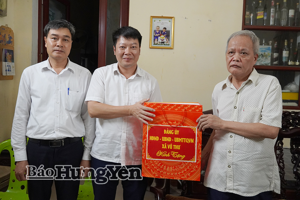 Lãnh đạo xã Vũ Thư trao quà tặng thương binh Vũ Xuân Cường ở thôn Minh Quang.