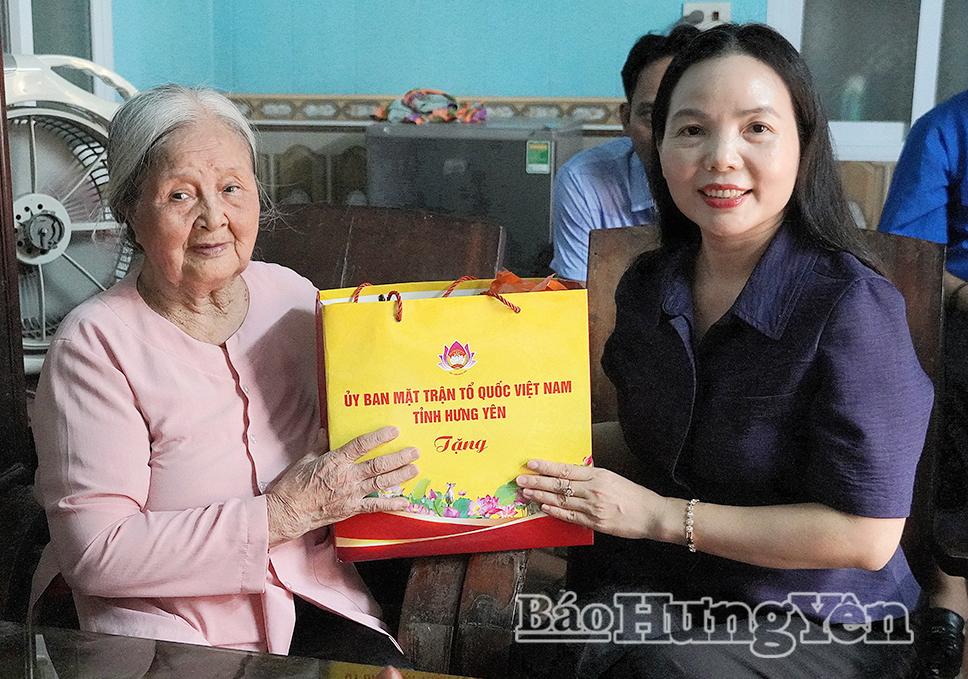 Đồng chí Phó Chủ tịch Thường trực Ủy ban MTTQ Việt Nam tỉnh tặng quà các gia đình người có công với cách mạng