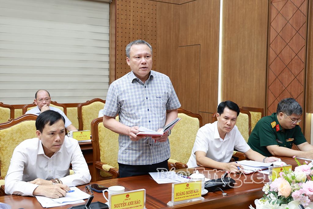 Lãnh đạo Báo và Phát thanh, Truyền hình Hưng Yên phát biểu tại cuộc họp.