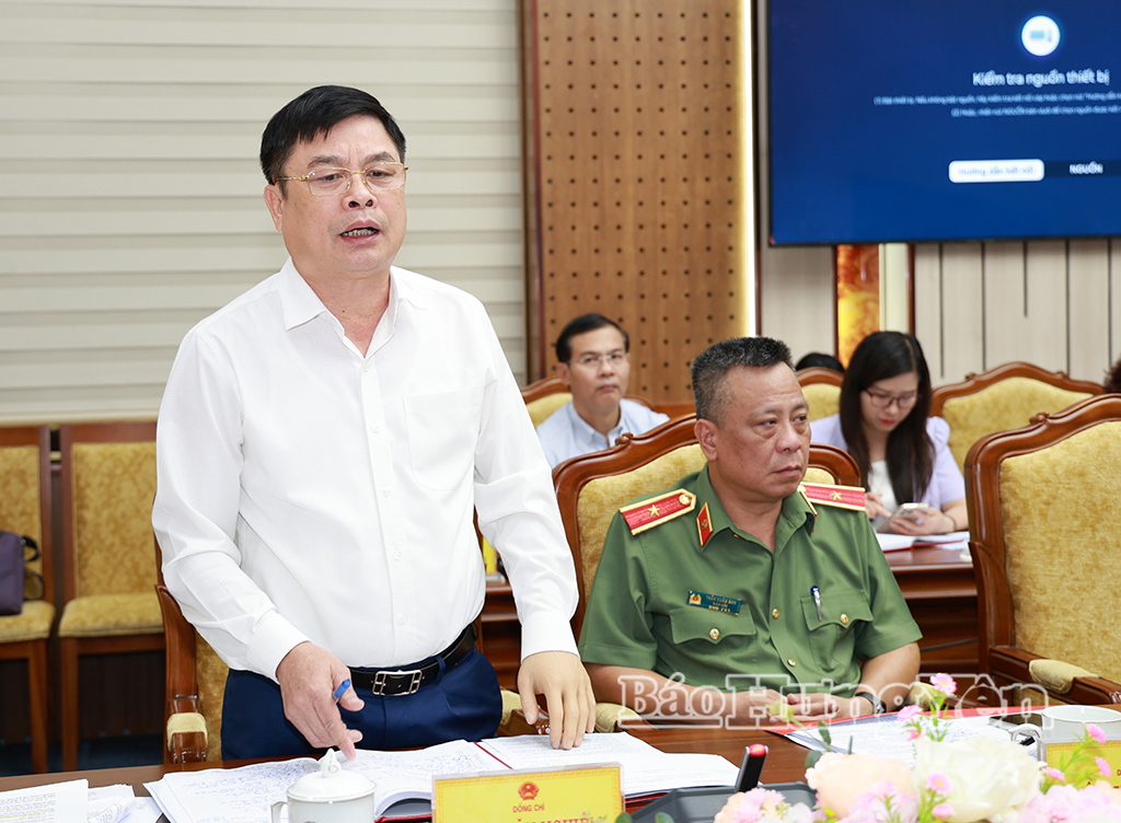 Đồng chí Phạm Văn Nghiêm, Phó Chủ tịch UBND tỉnh phát biểu tại cuộc họp.