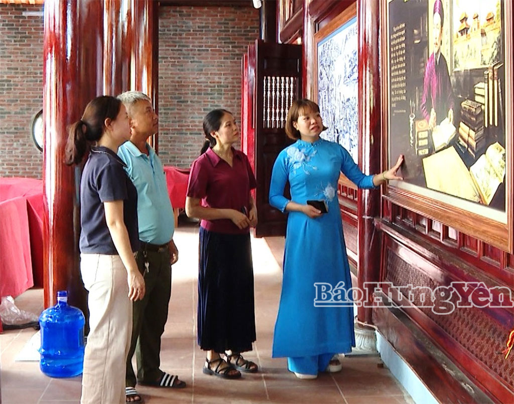 Du khách tìm hiểu về thân thế, cuộc đời và sự nghiệp của Danh nhân văn hóaLê Quý Đôn tại Khu lưu niệm Danh nhân văn hóa Lê Quý Đôn.
